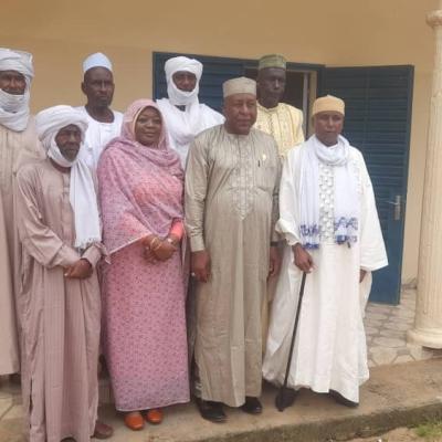 وفد شيوخ يزور حجر لميس لتعزيز السلام والتنمية